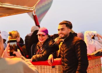 فوق السحاب.. رانيا يوسف تخوض مغامرة المنطاد الساخن مع أسرتها بالأقصر