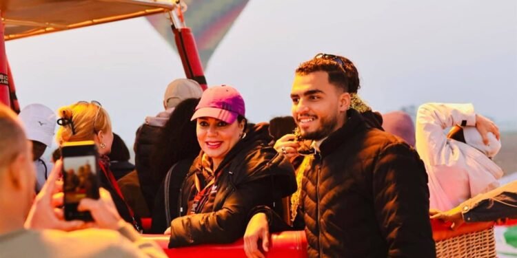 فوق السحاب.. رانيا يوسف تخوض مغامرة المنطاد الساخن مع أسرتها بالأقصر