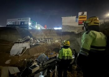 انهيار أرضي بمحطة وقود في التجمع يُصيب شخصين