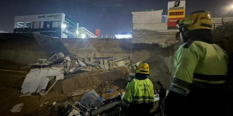 انهيار أرضي بمحطة وقود في التجمع يُصيب شخصين