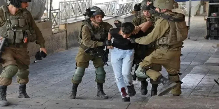قوات الاحتلال تعتقل 8 فلسطينيين في الخليل