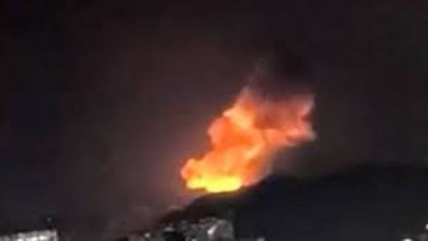 انفجارات تهز أكبر ميناء بحري في فنزويلا وتحليق مكثف للطائرات فوق كاراكاس