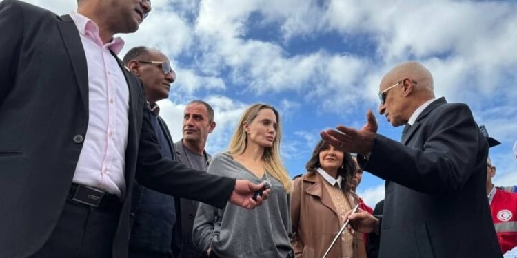 أنجلينا جولي تتفقد معبر رفح وسط قوافل المساعدات المصرية