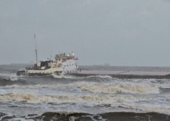 بسبب التقلبات الجوية.. جنـوح سفينة بضائع على شاطئ البحر ببورسعيد