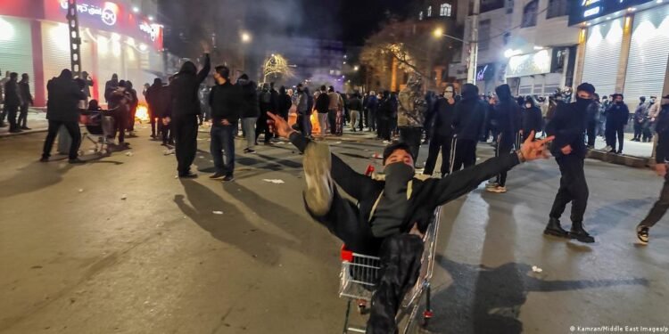 الولايات المتحدة تدعم احتجاجات إيران وتحذر من تصعيد دموي