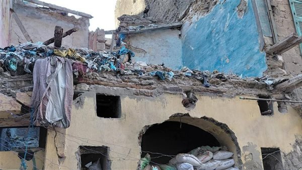 حي غرب الإسكندرية يزيل الأجزاء الآيلة للسقوط بـ3 منازل