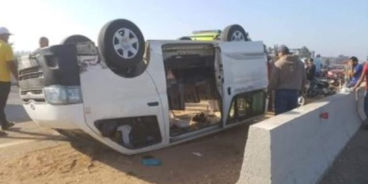 إصابة 5 أشخاص في حادث انقلاب ميكروباص أعلى طريق السويس الصحراوي