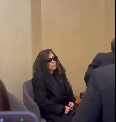 فيروز في وداع نجلها هلي الرحباني بإكليل ورد أبيض وقلوب محبة تحيط بها