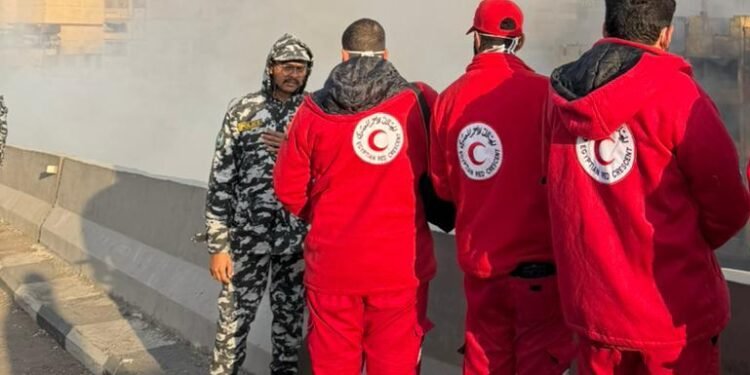 الهلال الأحمر المصري يساند جهود الحماية المدنية والإسعاف في حريق منطقة الزرايب