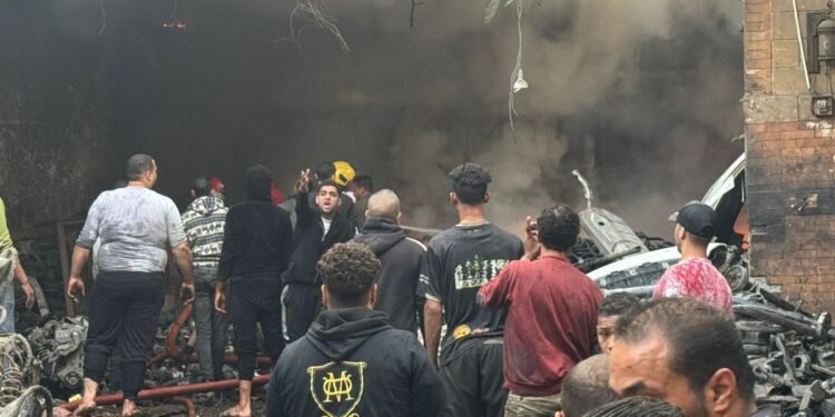 اندلاع حريق داخل مخزن قطع غيار سيارات بوسط البلد وقوات الحماية المدنية تتدخل عاجلاً