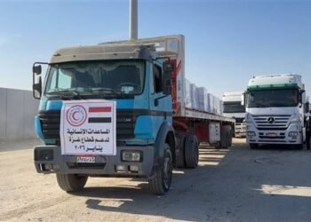 الهلال الأحمر المصري يدفع بـ 118 ألف سلة غذائية و30 ألف قطعة ملابس شتوية إلى غزة