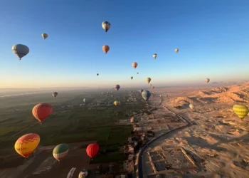 إقلاع 75 رحلة بالون طائر بالأقصر تقل 2000 سائح احتفالًا بالعام الجديد