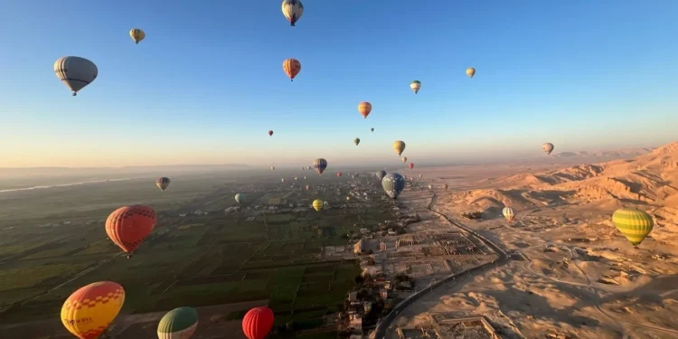 إقلاع 75 رحلة بالون طائر بالأقصر تقل 2000 سائح احتفالًا بالعام الجديد