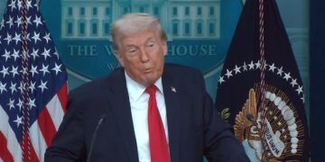 ترامب يأمر بفتح المجال الجوي مع فنزويلا