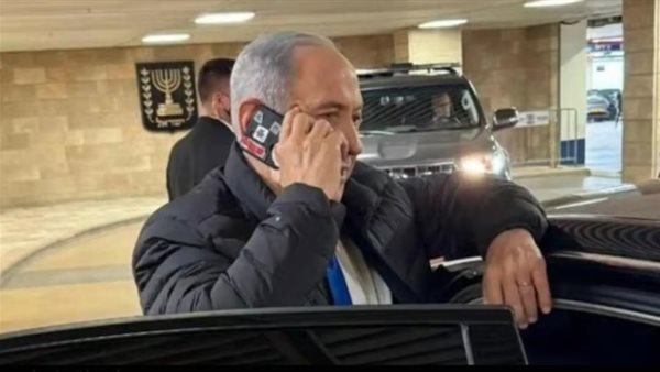 ملصق على هاتف نتنياهو يفتح ملف الأمن السيبراني