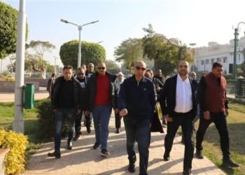 محافظ المنيا يعلن حزمة إجراءات عاجلة للارتقاء بكورنيش النيل خلال جولة ميدانية
