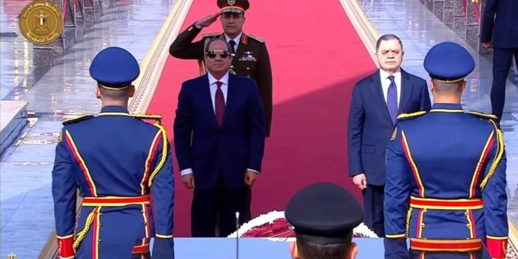 الرئيس السيسي يضع إكليلًا من الزهور على النصب التذكاري لشهداء الشرطة