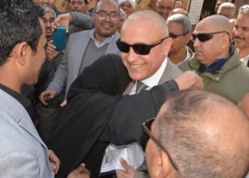 حضنته من الفرحة.. محافظ الأقصر يمسح دموع سيدة ويمنع إزالة مصدر رزقها