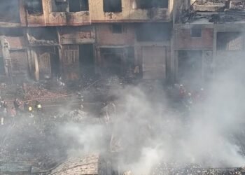 شهود عيان يروون تفاصيل نشوب حريق الزرايب بمنشأة ناصر