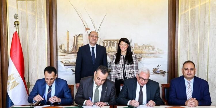 وزيرة التخطيط تتعاون مع الداخلية لتسلم 10 مراكز تكنولوجية متنقلة لاستخراج صحيفة الحالة الجنائية إلكترونيًا لأول مرة