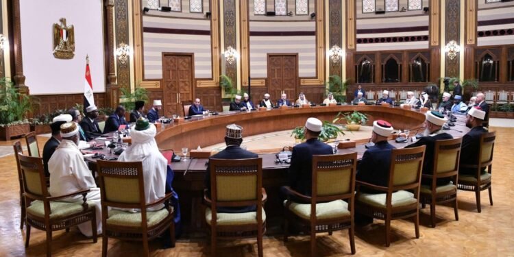 السيسي يستقبل علماء ورؤساء هيئات إسلامية على هامش المؤتمر الدولي لمجلس الشؤون الإسلامية