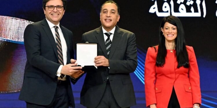 رئيس الوزراء يسلم وزير الثقافة جائزة التميز الحكومي في مجال تكافؤ الفرص وتمكين المرأة