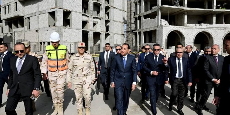 رئيس الوزراء: القطاع الطبي يحظى بأولوية مُتقدمة على أجندة عمل الحكومة