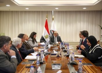 وزير قطاع الأعمال العام يبحث مع مستثمرين أتراك في صناعة الملابس فرص التعاون