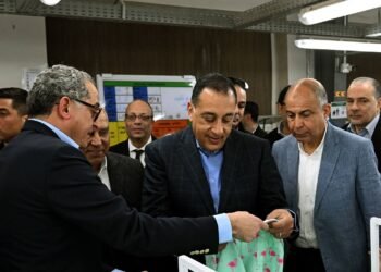 رئيس الوزراء: الدولة تواصل دعم صناعة الملابس الجاهزة وتهيئة مناخ الاستثمار