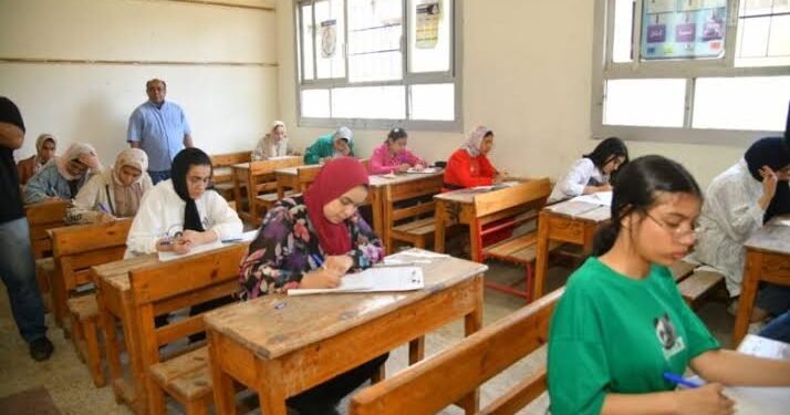 تحرير محاضر لملاحظين وطالبين في امتحانات الشهادة الإعدادية بالشرقية