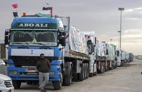 رغم الأوضاع الجوية القاسية.. استمرار إدخال المساعدات المصرية إلى غزة