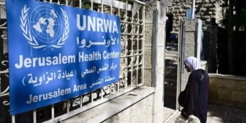 الاحتلال يخطر بإغلاق عيادة تابعة للأونروا في القدس المحتلة