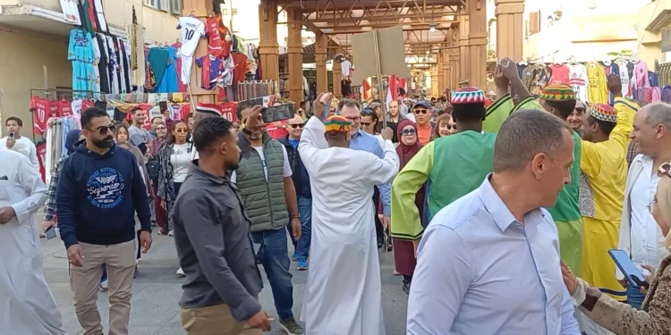 مهرجان أسوان الدولي يشهد لحظة طريفة.. سفير كندا يرقص مع الفرق الفنية!