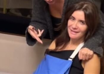 تعرّضت الفنانة غادة عادل لكسر في ذراعها، حيث ظهرت رفقة الإعلامية إنجي علي وهي تدعمها أثناء تحركها. وكانت غادة عادل قد كشفت مؤخرًا عن خضوعها لعملية تجميل، مؤكدة أنها قامت بحقن الفيلر الدائم خلال السنوات الماضية، مما سبب لها بعض المشكلات، مشددة على أنها طلبت من الطبيب عدم تغيير ملامح وجهها. وقالت في تصريحات تلفزيونية: “أحلى حاجة في العملية إنها بترجعك أصغر، مش بتغير فيكي حاجة… أنا قولت للدكتور إني مش عايزة أبان متغيرة، ولا أحلى من الطبيعي”. وأضافت أنها بعد إزالة الفيلر عاد شكل وجهها كما كان طبيعيًا. وعن حياتها العاطفية، كشفت غادة عادل عن استعدادها لدخول علاقة جديدة، موضحة: “الحب موجود طول الوقت… لو لاقيت إنسان يستحق أكيد هحبه… أحب الطيبين واللي عندهم رحمة وعطاء ومفيش مصالح”. على الصعيد الفني، يُعرض حاليًا فيلم فيها إيه يعني، وهو آخر أعمالها، ويشاركها البطولة الفنان ماجد الكدواني، مصطفى غريب، ريتال عبد العزيز، أسماء جلال، من إخراج عمر رشدي.