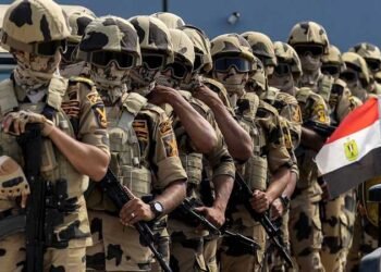 الرئيس الصومالي ووزير الدفاع يشهدان اصطفاف القوات المصرية المشاركة ضمن بعثة الاتحاد الإفريقي لدعم أمن واستقرار الصومال