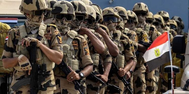 الرئيس الصومالي ووزير الدفاع يشهدان اصطفاف القوات المصرية المشاركة ضمن بعثة الاتحاد الإفريقي لدعم أمن واستقرار الصومال