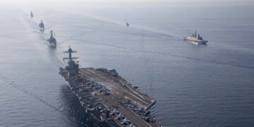 حاملة الطائرات "جيرالد فورد" تدخل المتوسط.. تصعيد عسكري ينذر بضربة أمريكية محتملة لإيران
