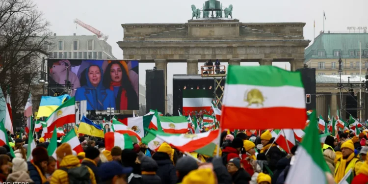 آلاف الإيرانيين يتظاهرون في برلين ضد حكومة طهران