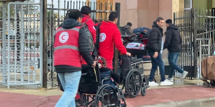 الهلال الأحمر المصري يعزز مد غزة بخيام وبطاطين وملابس شتوية عبر قافلة زاد العزة