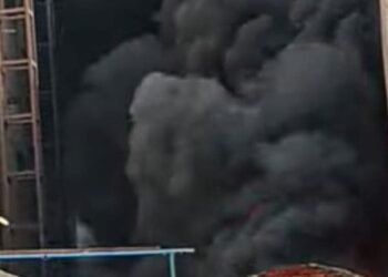 حريق ضخم يلتهم مصنع بويات في المنطقة الصناعية الثالثة ببرج العرب بالإسكندرية