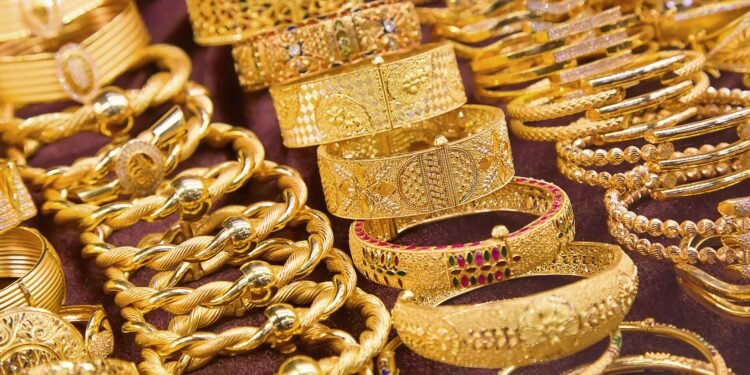 لا تزال أسعار الذهب في مصر مرتبطة بتحركات الأسواق العالمية، مع تأثيرات مباشرة من أسعار الفائدة والتوترات الجيوسياسية، التي تلعب دورًا في توجهات الطلب على المعدن النفيس. أسعار الذهب اليوم في مصر: عيار 24: 7,668 جنيه عيار 21: 6,710 جنيه عيار 18: 5,751 جنيه عيار 14: 4,473 جنيه الجنيه الذهب: 53,680 جنيه