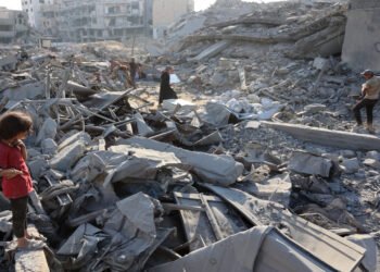 أكدت الرئاسة الفلسطينية أن قطاع غزة جزء لا يتجزأ من الأرض الفلسطينية المحتلة عام 1967، إلى جانب الضفة الغربية والقدس الشرقية، واصفةً تصريحات وزيرة الاستيطان الإسرائيلية أوريت ستروك بشأن القطاع بأنها باطلة ولا أساس لها من الصحة. وأوضح البيان أن قرار التقسيم الأممي ينص على قيام الدولة الفلسطينية على 45% من مساحة فلسطين التاريخية، تشمل قطاع غزة، الضفة الغربية، والجليل الغربي. كما أكدت الرئاسة أن جميع قرارات الأمم المتحدة ومجلس الأمن والقانون الدولي تؤكد زيف مزاعم ستروك. وكانت وزيرة الاستيطان الإسرائيلية قد ادعت في تصريحات سابقة أن قطاع غزة جزء من دولة إسرائيل وفق القانون الدولي وقرار التقسيم، ودعت إلى احتلال القطاع وإلغاء سلاحه بالقوة، ملوحة بالاستقالة من منصبها. ويُذكر أن إسرائيل بدأت في 7 أكتوبر 2023 حرب إبادة جماعية على غزة استمرت عامين، خلفت أكثر من 71 ألف شهيد فلسطيني وما يزيد على 171 ألف جريح، معظمهم من الأطفال والنساء.