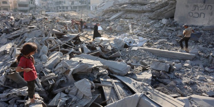 أكدت الرئاسة الفلسطينية أن قطاع غزة جزء لا يتجزأ من الأرض الفلسطينية المحتلة عام 1967، إلى جانب الضفة الغربية والقدس الشرقية، واصفةً تصريحات وزيرة الاستيطان الإسرائيلية أوريت ستروك بشأن القطاع بأنها باطلة ولا أساس لها من الصحة. وأوضح البيان أن قرار التقسيم الأممي ينص على قيام الدولة الفلسطينية على 45% من مساحة فلسطين التاريخية، تشمل قطاع غزة، الضفة الغربية، والجليل الغربي. كما أكدت الرئاسة أن جميع قرارات الأمم المتحدة ومجلس الأمن والقانون الدولي تؤكد زيف مزاعم ستروك. وكانت وزيرة الاستيطان الإسرائيلية قد ادعت في تصريحات سابقة أن قطاع غزة جزء من دولة إسرائيل وفق القانون الدولي وقرار التقسيم، ودعت إلى احتلال القطاع وإلغاء سلاحه بالقوة، ملوحة بالاستقالة من منصبها. ويُذكر أن إسرائيل بدأت في 7 أكتوبر 2023 حرب إبادة جماعية على غزة استمرت عامين، خلفت أكثر من 71 ألف شهيد فلسطيني وما يزيد على 171 ألف جريح، معظمهم من الأطفال والنساء.