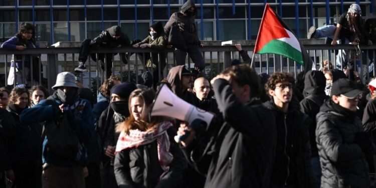 مظاهرات واحتجاجات في إيطاليا وإصابة العشرات من رجال الشرطة