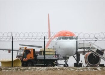 عودة حركة الطيران بمطار برلين بعد إغلاقه بسبب الجليد