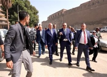 رئيس الوزراء يُتابع موقف إعادة تسكين الأسر العائدة إلى وحداتهم بعد انتهاء ترميمها في منطقة درب اللبانة