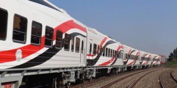 السكة الحديد تدفع بالعناصر الفنية إلى موقع خروج عربة قطار بالأقصر.. وتحول مسار الحركة مؤقتا