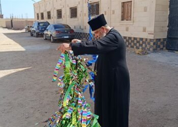 قمص الأقباط الكاثوليك بالغردقة يشارك المسلمين أجواء رمضان بفانوس وزينة خاصة