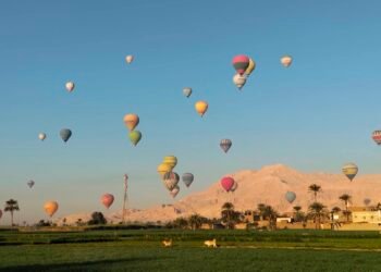 الأقصر تتزين بـ95 رحلة بالون طائر تحمل 2280 سائحا في يوم استثنائي