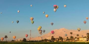 الأقصر تتزين بـ95 رحلة بالون طائر تحمل 2280 سائحا في يوم استثنائي